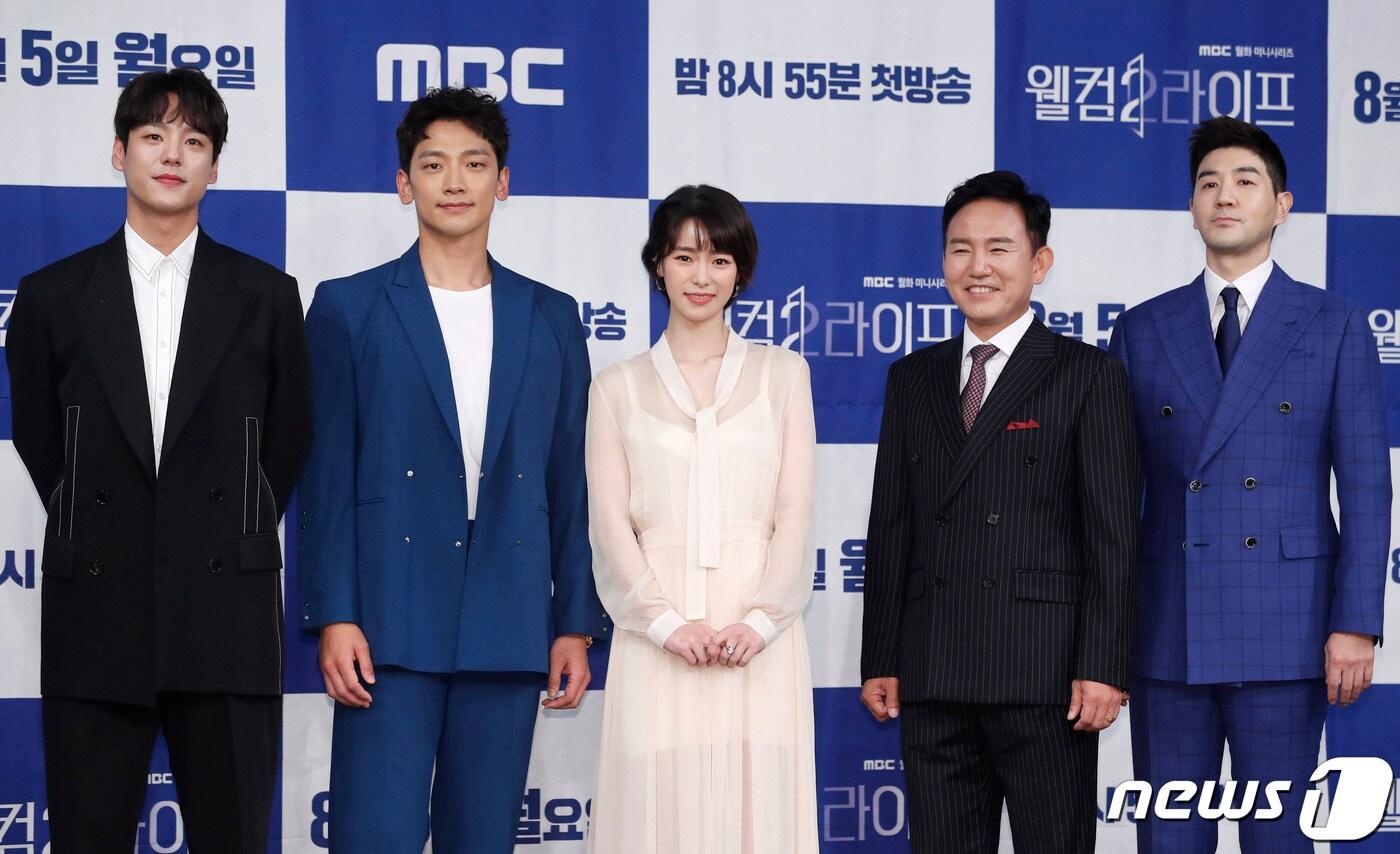 본문 이미지 - 배우 곽시양(왼족부터) 정지훈(비), 임지연, 손병호, 한상진이 5일 서울 마포구 상암동 MBC에서 열린 MBC 새 월화드라마 ‘웰컴2라이프’ 제작발표회에 참석해 포즈를 취하고 있다. ‘웰컴2라이프’는 자신의 이득만 쫓던 악질 변호사가 사고로 평행 세계에 빨려 들어가 강직한 검사로 개과천선해 펼치는 로맨틱 코미디 수사물이다. 2019.8.5./뉴스1 ⓒ News1 권현진 기자