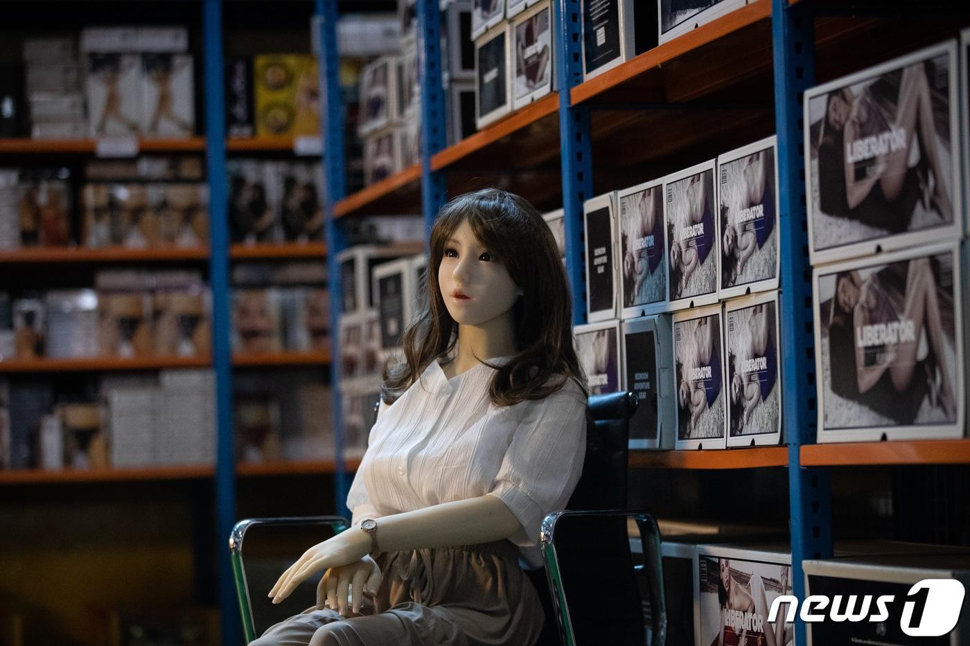 본문 이미지 - 리얼돌 수입업체 물류창고에 전시된 리얼돌. 2019.8.6/뉴스1 ⓒ News1 유승관 기자