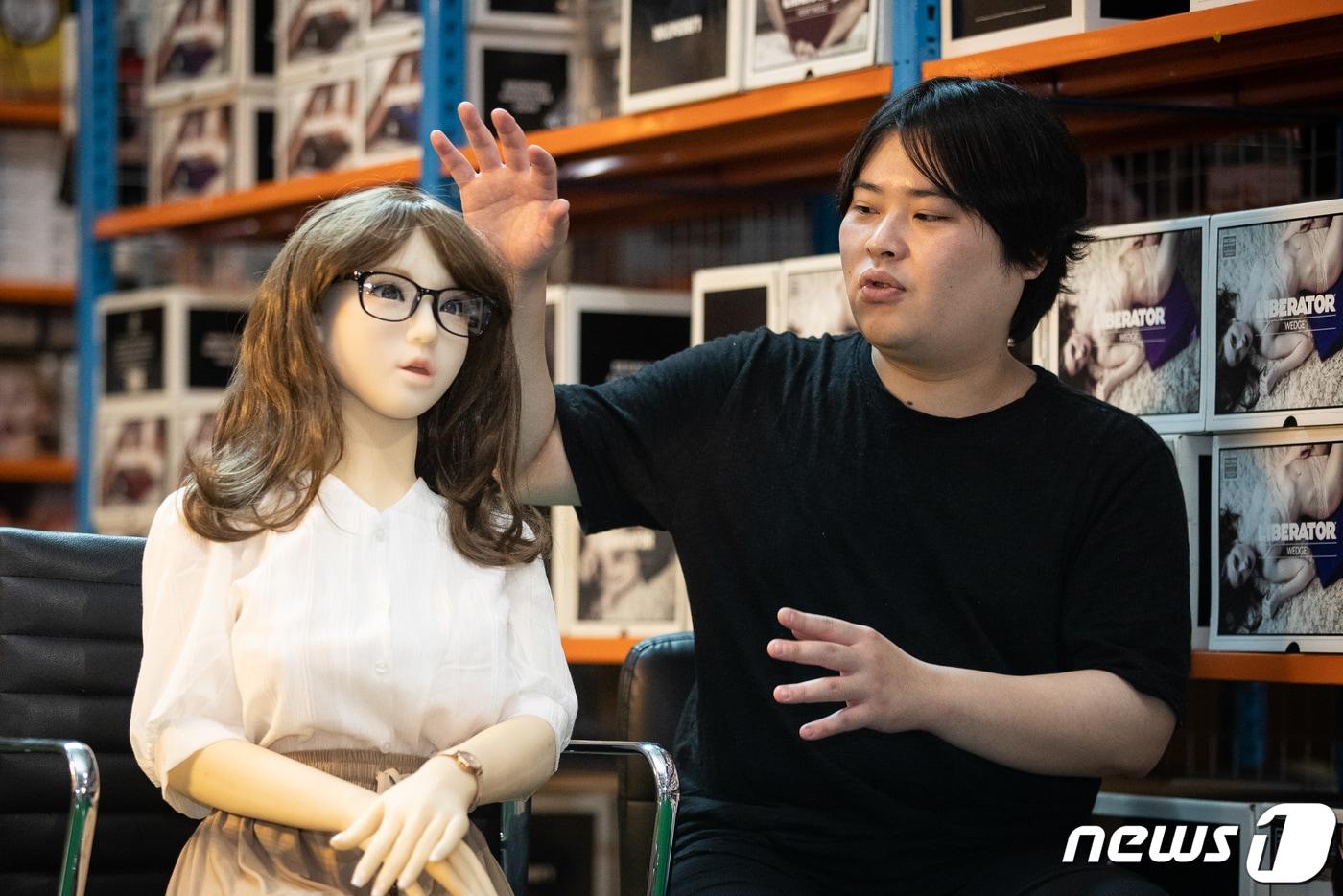 리얼돌 수입업체 부르르닷컴 이상진 대표가 6일 서울 강서구에 위치한 물류창고에서 뉴스1과 인터뷰하고 있다. 2019.8.6/뉴스1 ⓒ News1 유승관 기자