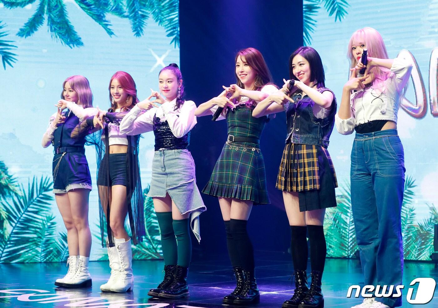 파나틱스가 6일 오후 서울 강남구 선릉로 일지아트홀에서 열린 데뷔 미니앨범 ‘더 식스(THE SIX)’ 발매 기념 쇼케이스에 참석해 포즈를 취하고 있다.  (왼쪽부터) 채린 지아이 도아 도이 시카 윤혜 2019.8.6/뉴스1 ⓒ News1 권현진 기자