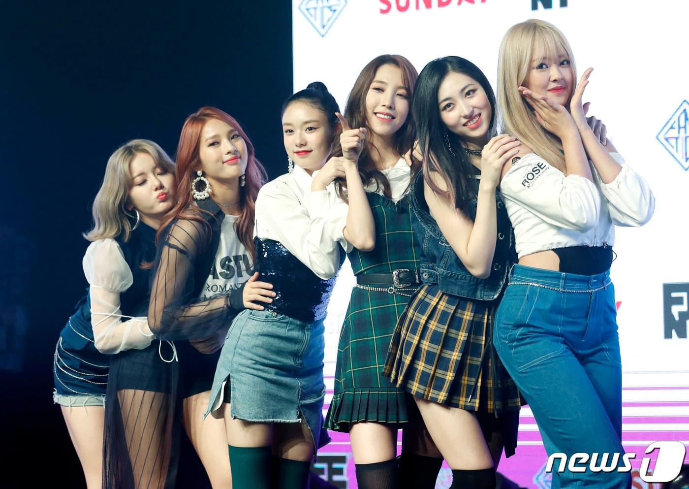 파나틱스 채린(왼쪽부터), 지아이, 도아, 윤혜, 도이, 시카, 윤혜가 6일 오후 서울 강남구 선릉로 일지아트홀에서 열린 데뷔 미니앨범 ‘더 식스(THE SIX)’ 발매 기념 쇼케이스에 참석해 포즈를 취하고 있다. 2019.8.6/뉴스1 ⓒ News1 권현진 기자