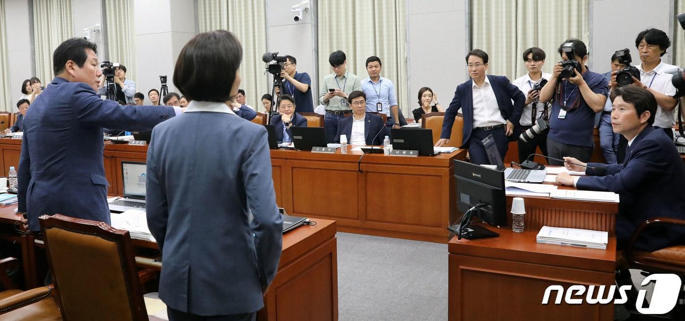 본문 이미지 - 나경원 자유한국당 원내대표와 정양석 원내수석부대표가 6일 서울 여의도 국회에서 열린 운영위원회 전체회의에서 '노영민 대통령 비서실장의 사과문제'로 정회되자 자리에서 일어나고 있다. 2019.8.6/뉴스1 ⓒ News1 이종덕 기자