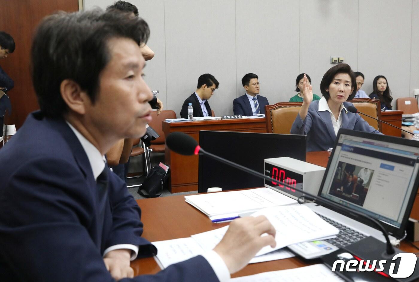 본문 이미지 - 나경원 자유한국당 원내대표가 6일 서울 여의도 국회에서 열린 운영위원회 전체회의에서 이인영 운영위원장에게 의사진행발언을 요구하고 있다. 2019.8.6/뉴스1 ⓒ News1 임세영 기자