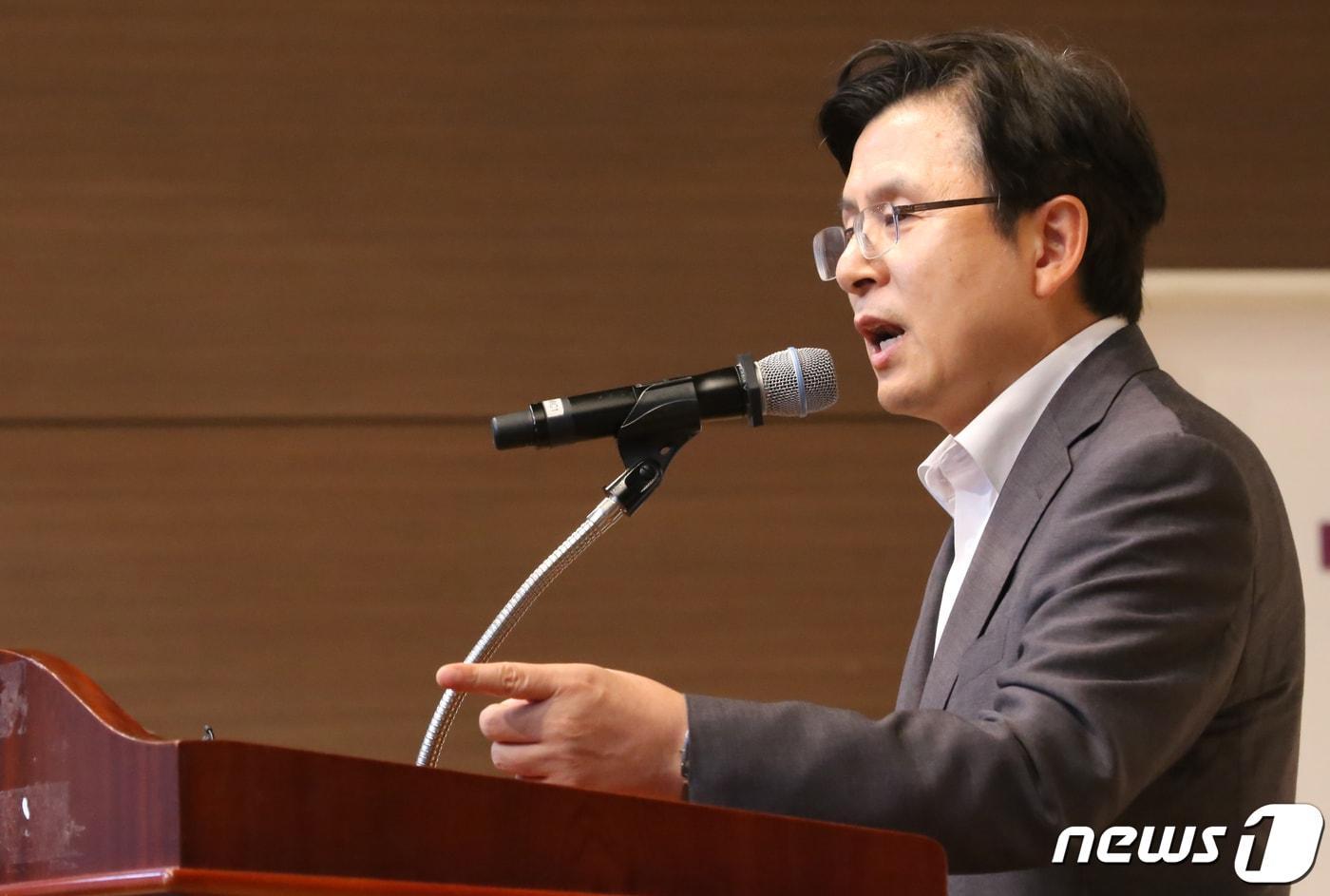 본문 이미지 - 지난 6일 경북 구미코에서 열린 자유한국당 구미을지역구 당원 교육에 참석한 황교안 대표가 인사말을 하고 있다.2019.8.6/뉴스1 ⓒ News1 정우용 기자