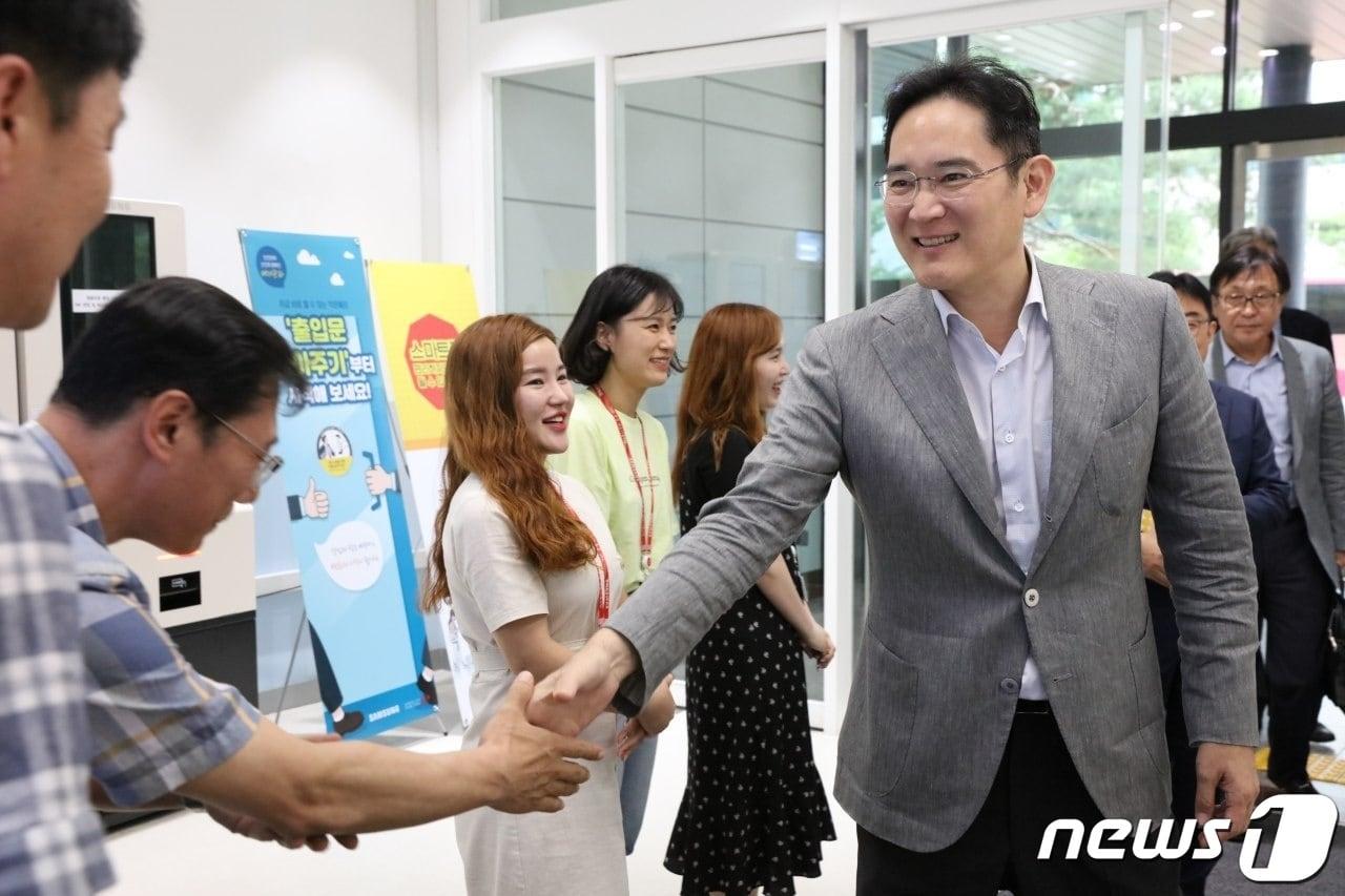 본문 이미지 - 이재용 삼성전자 부회장이 지난 8월 6일 천안사업장을 방문해 임직원들과 인사를 나누고 있다. (삼성전자 제공)/뉴스1 ⓒ News1