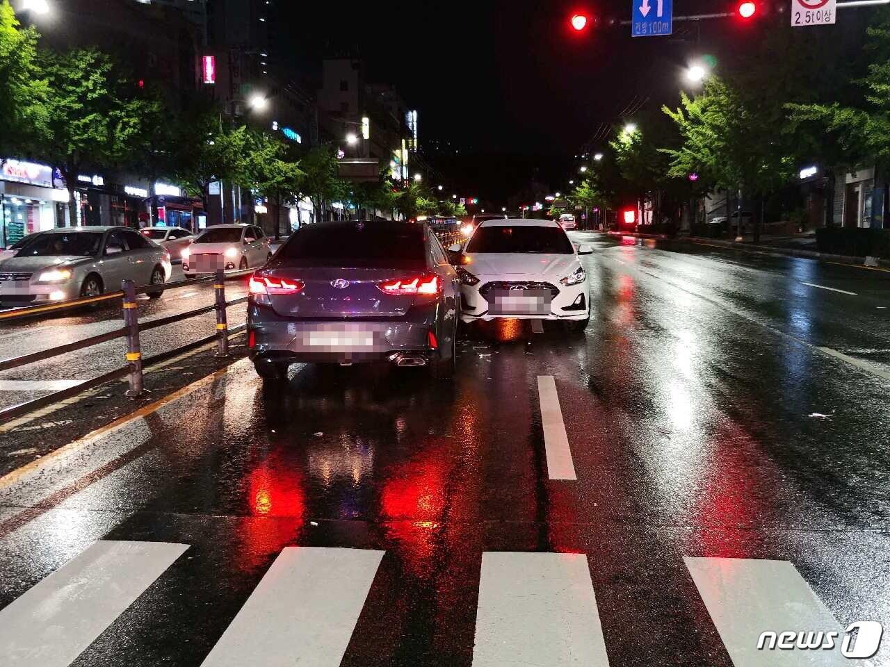 본문 이미지 - 6일 오후 9시21분쯤 부산 부산진구의 한 도로에서 술에 취한 쏘나타 운전자가 150m가량 역주행을 하다 마주오던 차량 2대를 잇따라 들이받았다. 도로 위에 쏘나타가 또다른 쏘나타를 충격하고 멈춰선 모습.(부산지방경찰청 제공)ⓒ 뉴스1