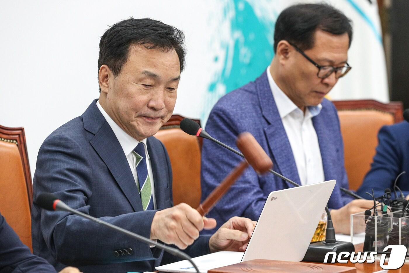 본문 이미지 - 손학규 바른미래당 대표가 7일 오전 서울 여의도 국회에서 열린 제129차 최고위원회의에서 회의 시작을 알리며 의사봉을 두드리고 있다. 2019.8.7/뉴스1 ⓒ News1 성동훈 기자