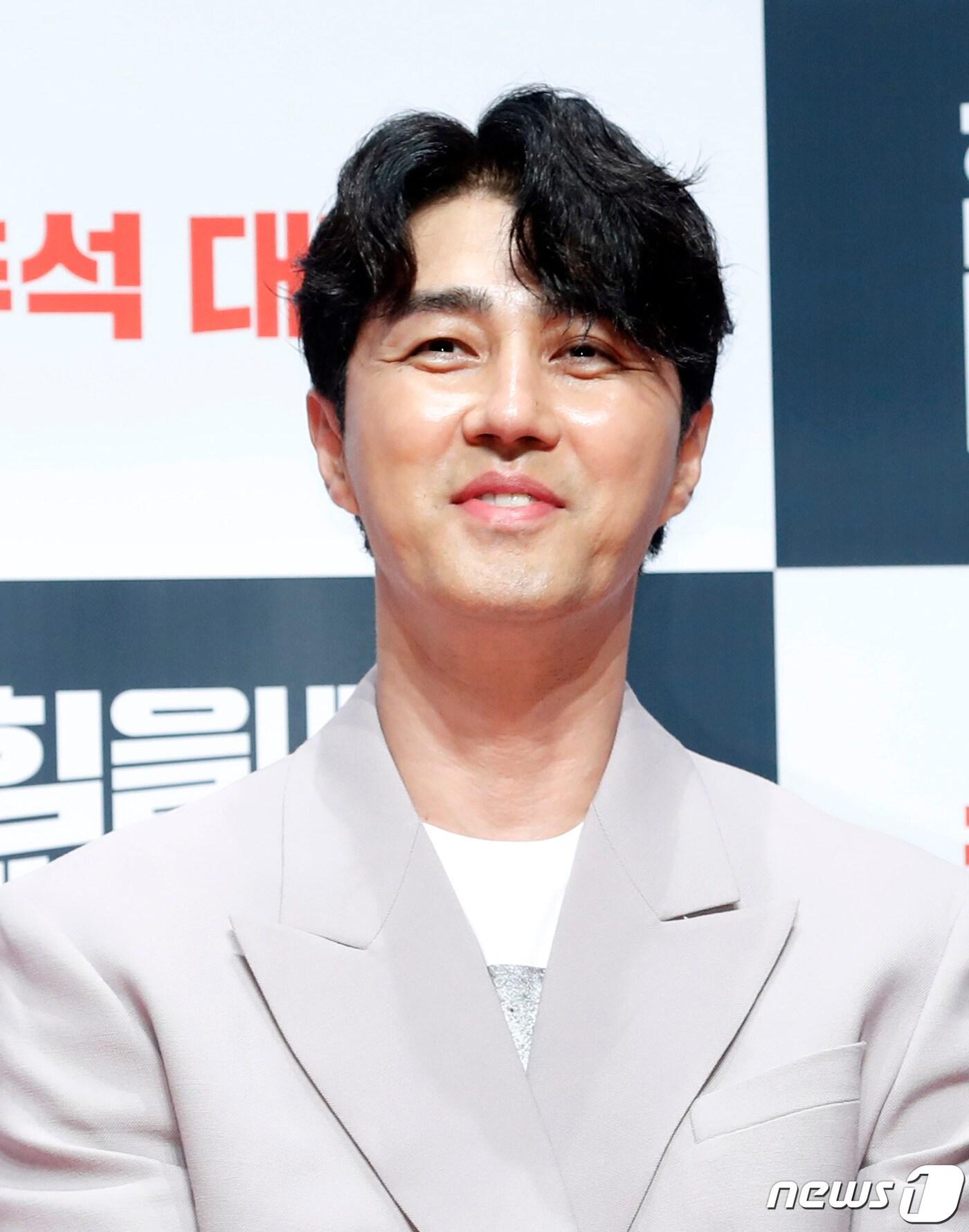 본문 이미지 - 배우 차승원이 7일 오후 서울 강남구 압구정 CGV에서 열린 영화 '힘을 내요, 미스터 리' 제작 보고회에 참석해 미소를 짓고 있다. ‘힘을 내요, 미스터 리’(감독 이계벽)는 아이 같은 아빠 철수(차승원 분)와 어른 같은 딸 샛별(엄채영 분), 마른하늘에 딸벼락 맞은 철수의 좌충우돌 코미디다. 2019.8.7/뉴스1 ⓒ News1 권현진 기자