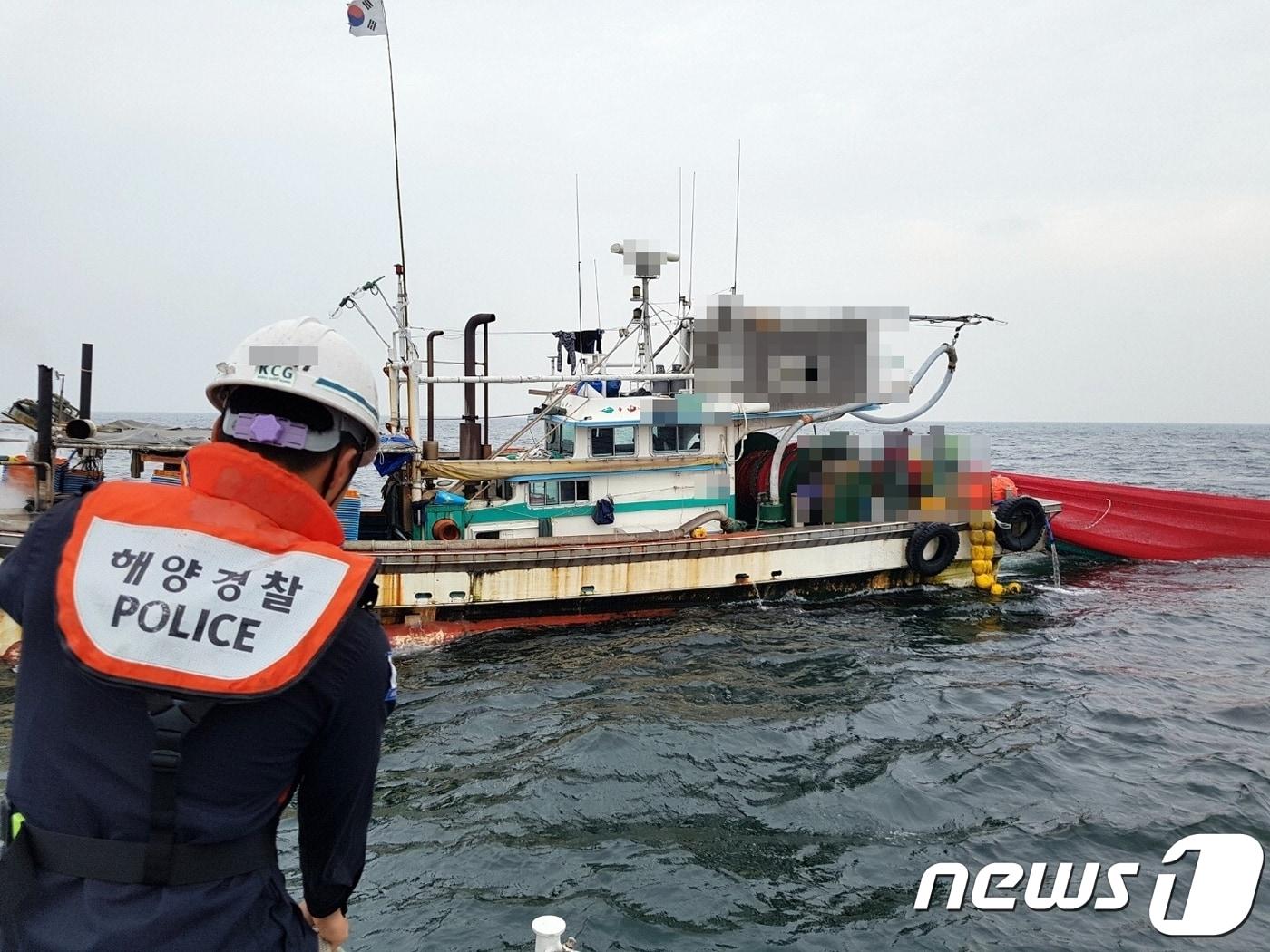 본문 이미지 - 군산해경이 선망 어선에 대한 검문을 하고 있다. ⓒ 뉴스1