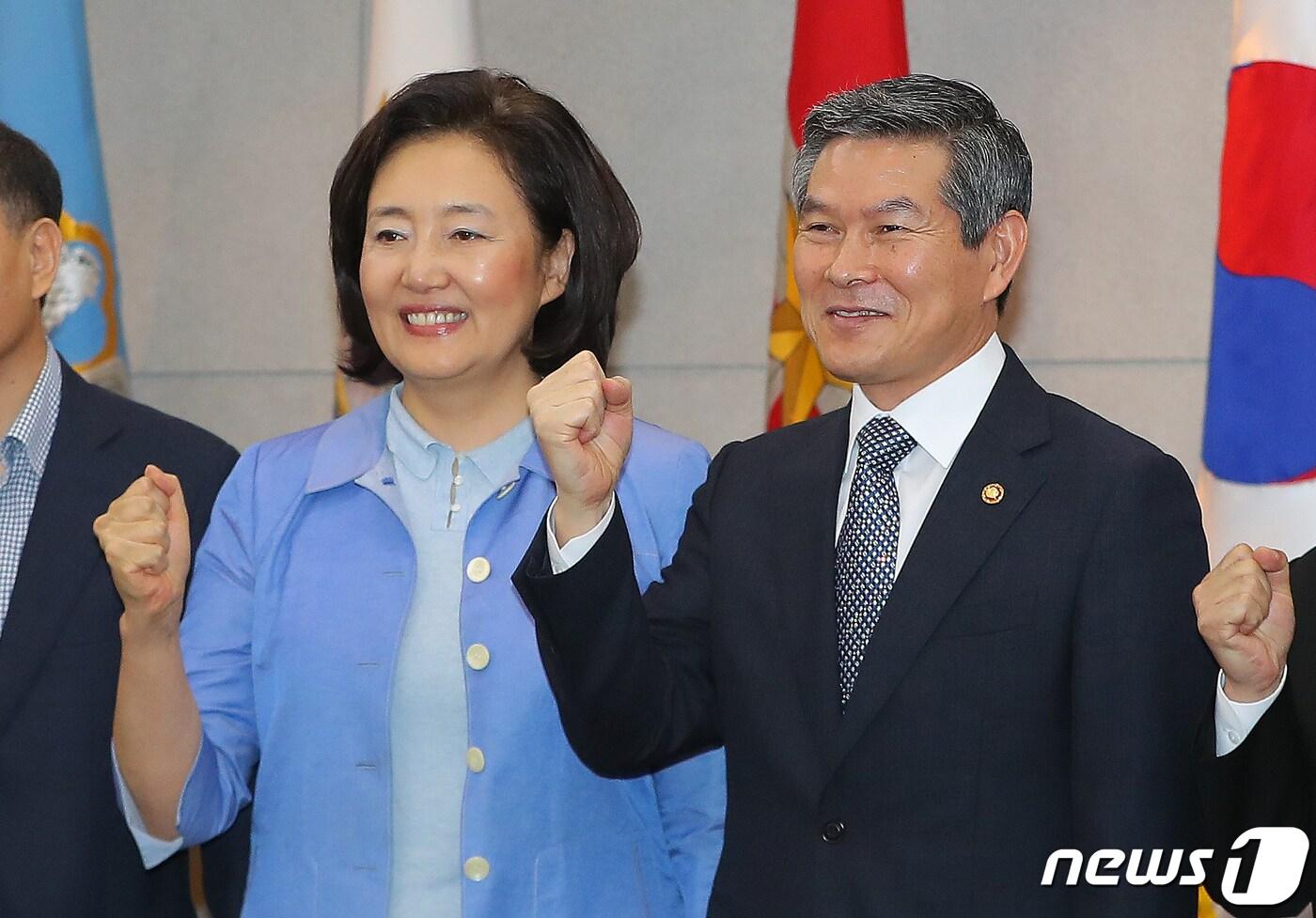 본문 이미지 - 정경두 국방부 장관(오른쪽)과 박영선 중소벤처기업부 장관이 7일 오전 서울 용산구 국방부에서 열린 '국방 분야 중소벤처기업 및 장병지원 강화를 위한 업무협약식'에서 서명을 마친 뒤 파이팅을 외치고 있다. 2019.8.7/뉴스1 ⓒ News1 구윤성 기자