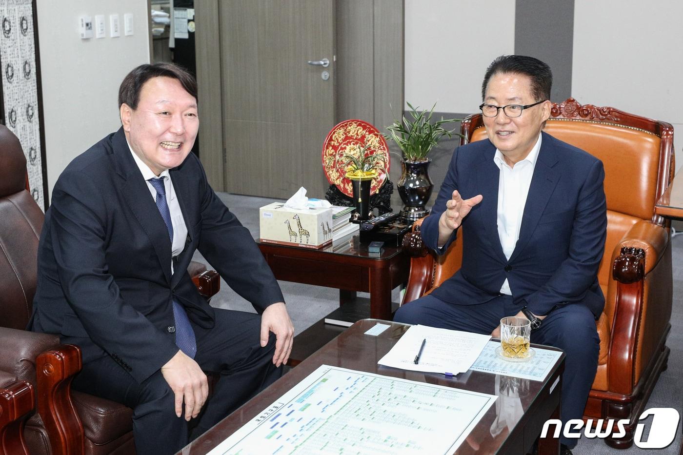 윤석열 검찰총장이 2019년 8월 7일 신임 인사차 국회를 찾아 박지원 민주평화당 의원과 이야기를 나누고 있다. 마당발인 박지원 국정원장은 14일, "윤 전 총장과도 술을 많이 마셨다, 잠자는 호랑이 꼬리를 밟지 마라"며 가슴 섬뜩한 경고를 했다. ⓒ News1 