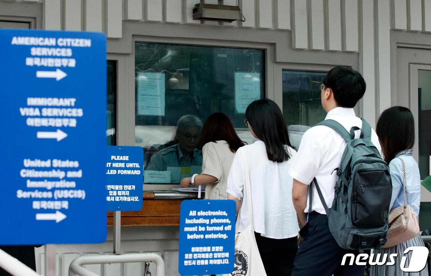 본문 이미지 - 서울 종로구 주한미국대사관에서 시민들이 비자 발급을 위해 줄 서 있다. /뉴스1 ⓒ News1 안은나 기자