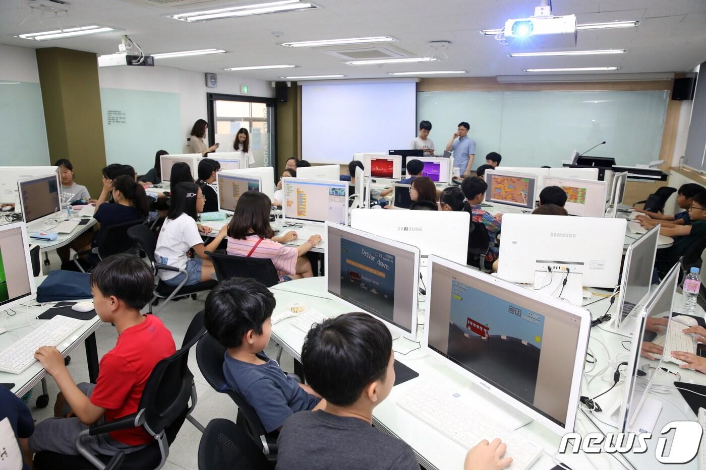 ‘미래 과학인재 양성을 위한 창의융합 SW교실’ 에 참가한 학생들이 블록코딩을 하며 소프트웨어를 체험하고 있다.(가천대 제공) ⓒ News1 김평석 기자