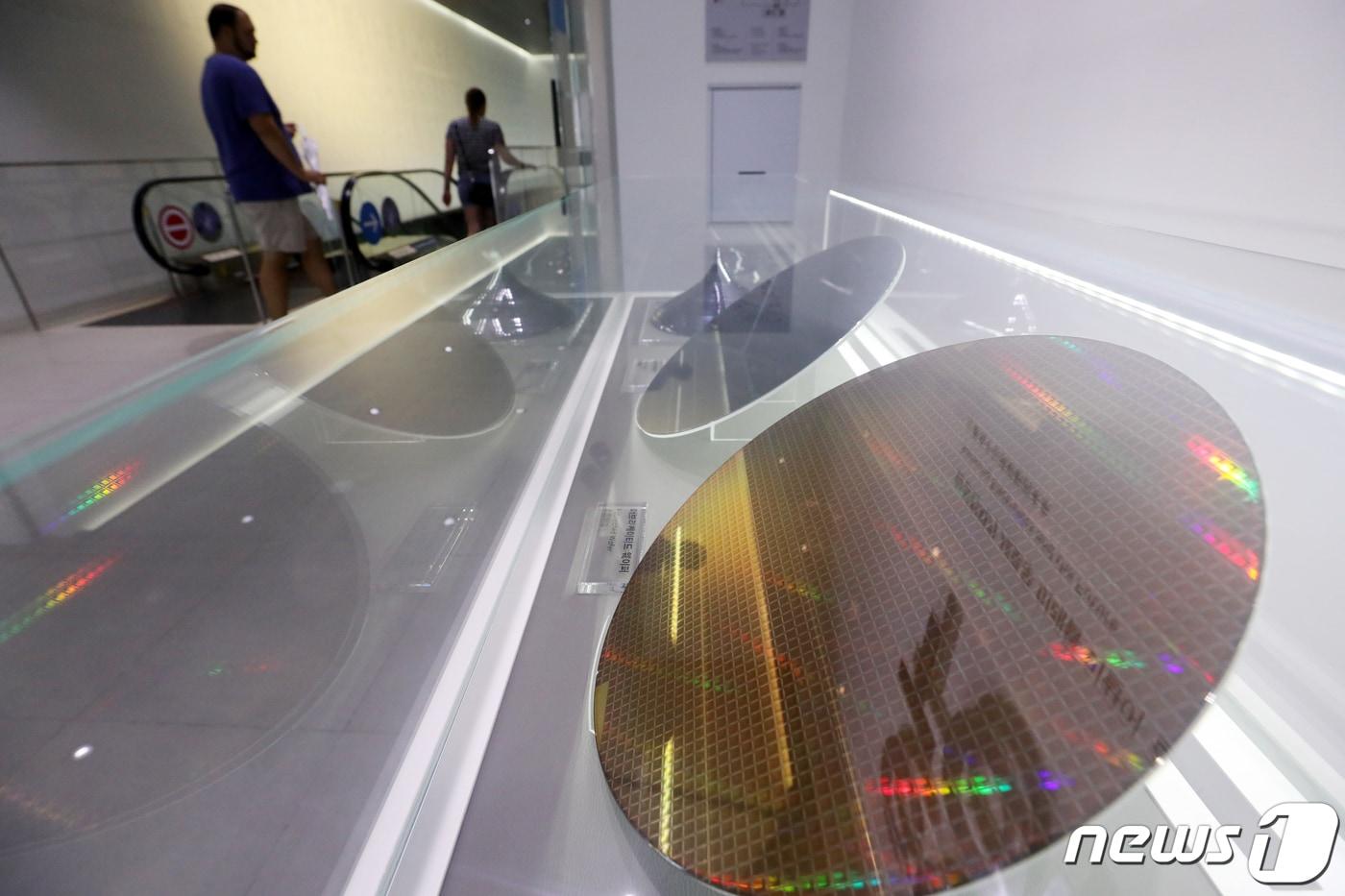 사진은 7일 오후 서울 강남구 삼성전자 서초사옥 딜라이트룸에 전시된 반도체 웨이퍼의 모습. 2019.8.7/뉴스1 ⓒ News1 이승배 기자