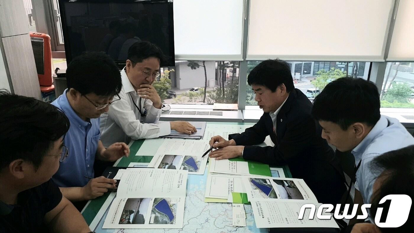 본문 이미지 - 7일 기획재정부를 찾은 김광수 강원 원주시 부시장(오른쪽 맨 뒤)이 원주시 주요사업에 대한 국비확보를 요청하고 있다.(원주시 제공).2019.8.7/뉴스1 ⓒ 뉴스1 권혜민 기자
