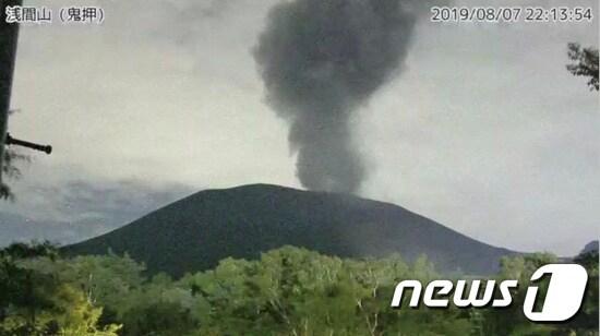 본문 이미지 - 7일(현지시간) 분화 중인 아사마산. ⓒ 로이터=뉴스1