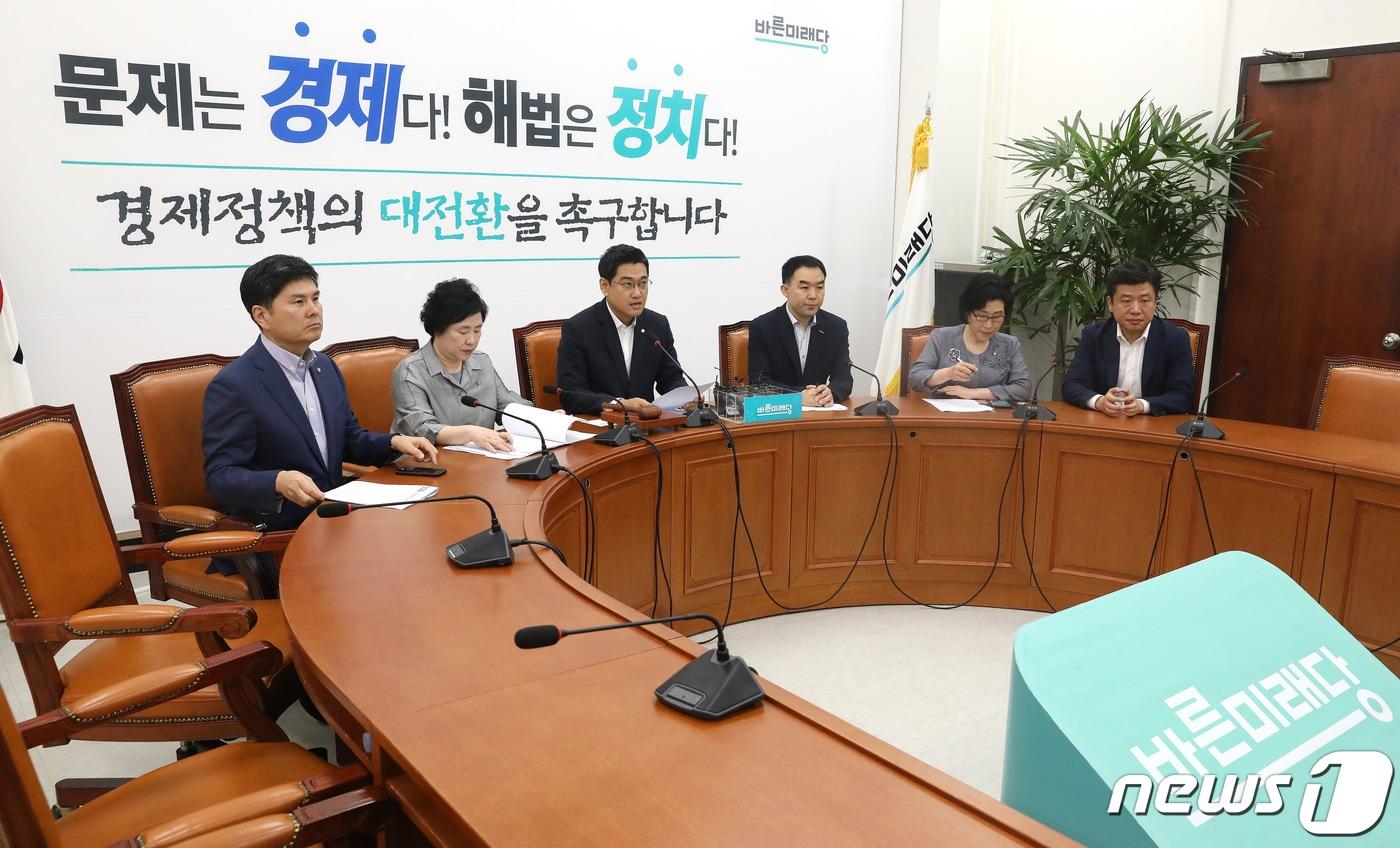 본문 이미지 - 오신환 바른미래당 원내대표가 8일 오전 서울 여의도 국회에서 열린 원내정책회의에서 모두발언을 하고 있다. 2019.8.8/뉴스1 ⓒ News1 임세영 기자