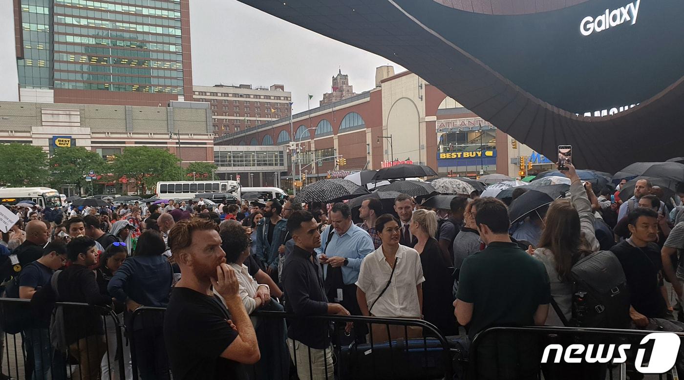 본문 이미지 - 7일(현지시간) 미국 뉴욕 브루클린 바클레이스 센터(Barclays Center)에서 열린 '삼성 갤럭시노트10 언팩2019'에서 관람객들이 입장을 기다리고 있다. 2019.8.8/뉴스1 ⓒ News1 강은성 기자