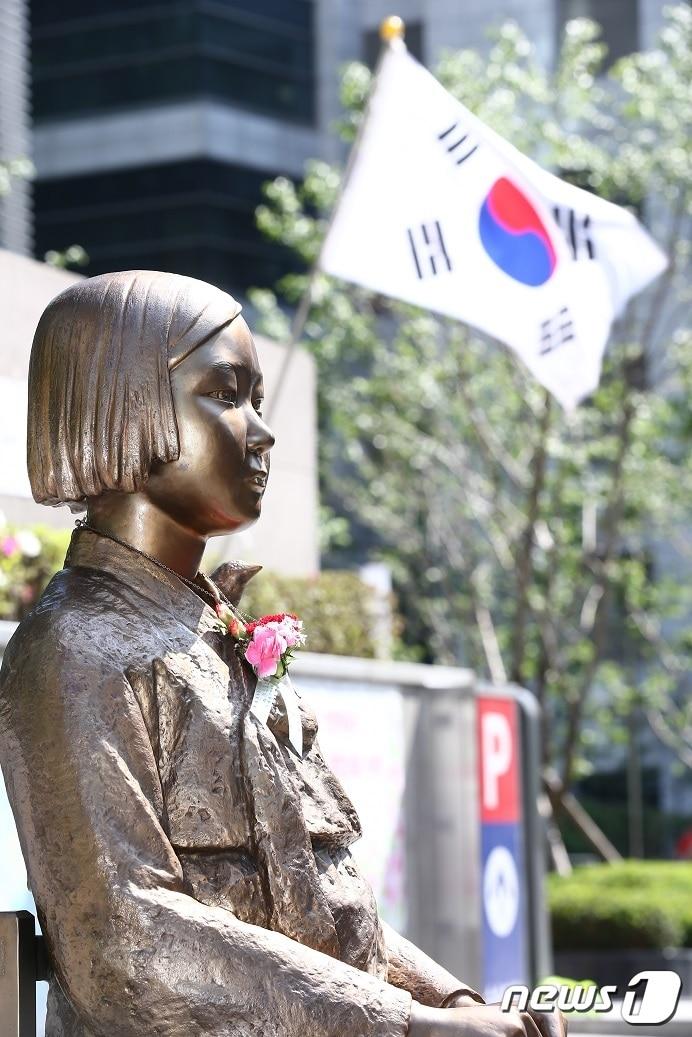 본문 이미지 - 서울 종로구 옛 일본대사관 앞 평화의 소녀상 모습. 일본의 화이트리스트 한국 배제 조치로 한일관계 갈등이 커지는 가운데 일본에서 지난 1일 개막한 국제예술제 아이치 트리엔날레에 전시된 '평화의 소녀상' 전시가 사흘만에 중단됐다. 2019.8.4/뉴스1 ⓒ News1 박세연 기자