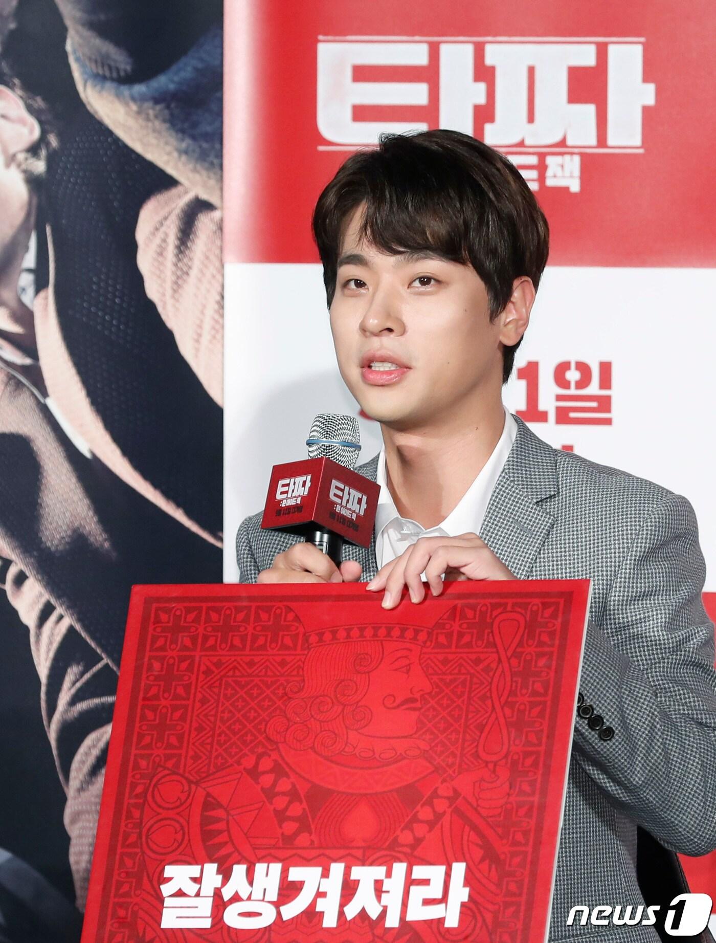 본문 이미지 - 배우 박정민이 8일 서울 광진구 롯데시네마 건대입구에서 열린 영화 ‘타짜 : 원 아이드 잭’ 제작보고회에 참석해 촬영 전 권오광 감독의 미션에 대해 이야기 하고 있다. '타짜: 원 아이드 잭'은 인생을 바꿀 기회의 카드 원 아이드 잭을 받고 모인 타짜들이 목숨을 건 한판에 올인하는 이야기를 그린 작품이다. 2019.8.8/뉴스1 ⓒ News1 권현진 기자