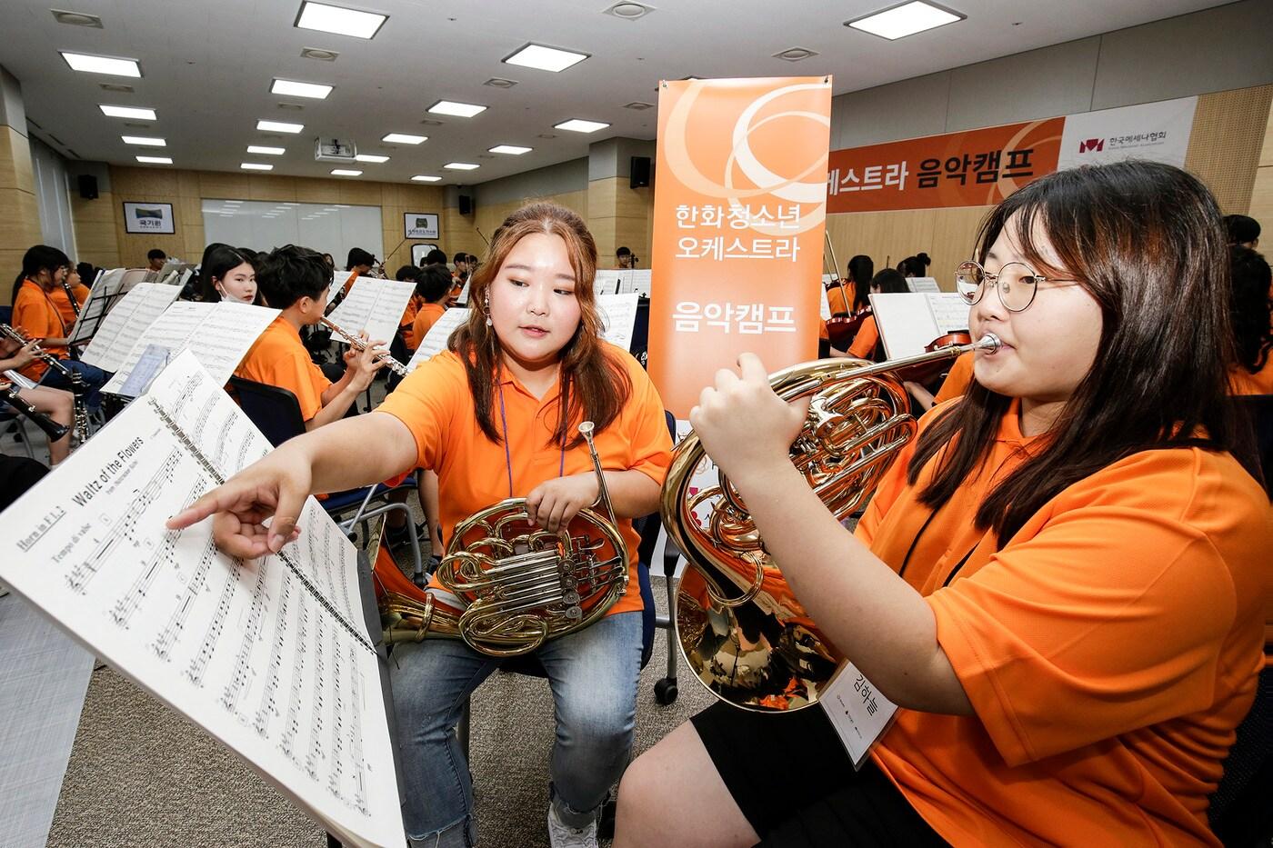 음악캠프에 멘토로 참여한 최지윤(가운데)씨가 레슨을 진행하고 있다.(한화그룹 제공) ⓒ 뉴스1