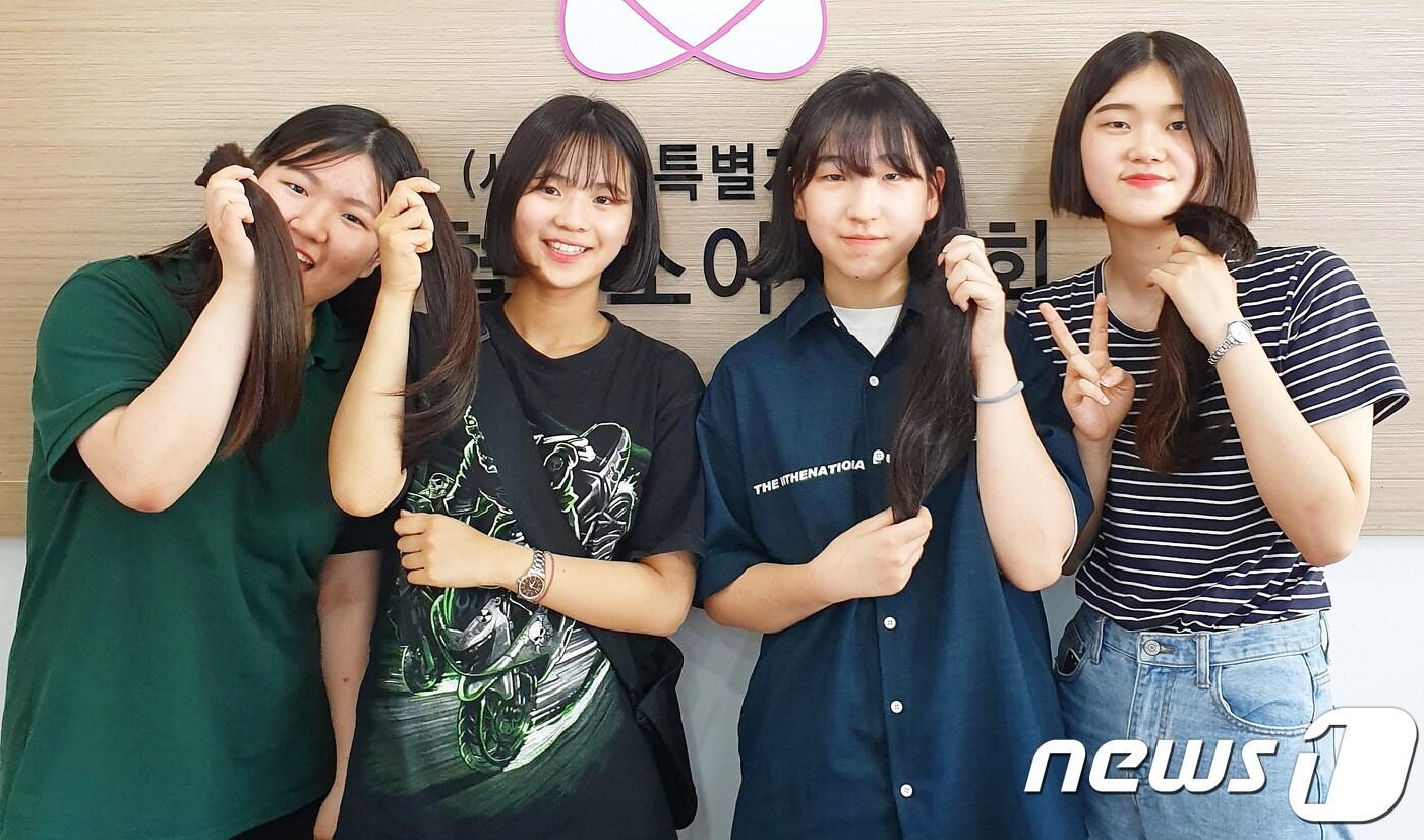 소아암 어린이를 돕기 위해 지난 6일 사단법인 제주특별자치도백혈병소아암협회에 모발을 기부한 &#40;왼쪽부터&#41;김샛별·김가람·오지향·허수희양&#40;18·제주 세화고 3&#41;. 모발 기부에 동참한 송혜숙양은 이날 개인 사정으로 불참했다.&#40;세화고 제공&#41; ⓒ 뉴스1