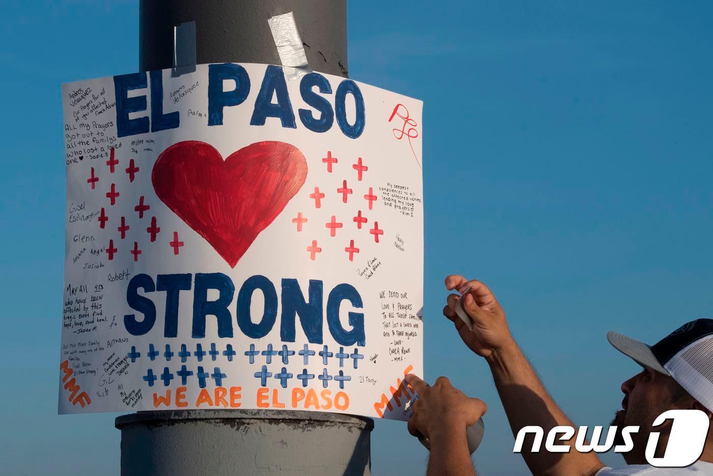 텍사스주 엘파소 총기난사 사건 희생자를 추모하는 시민. ⓒ AFP=뉴스1