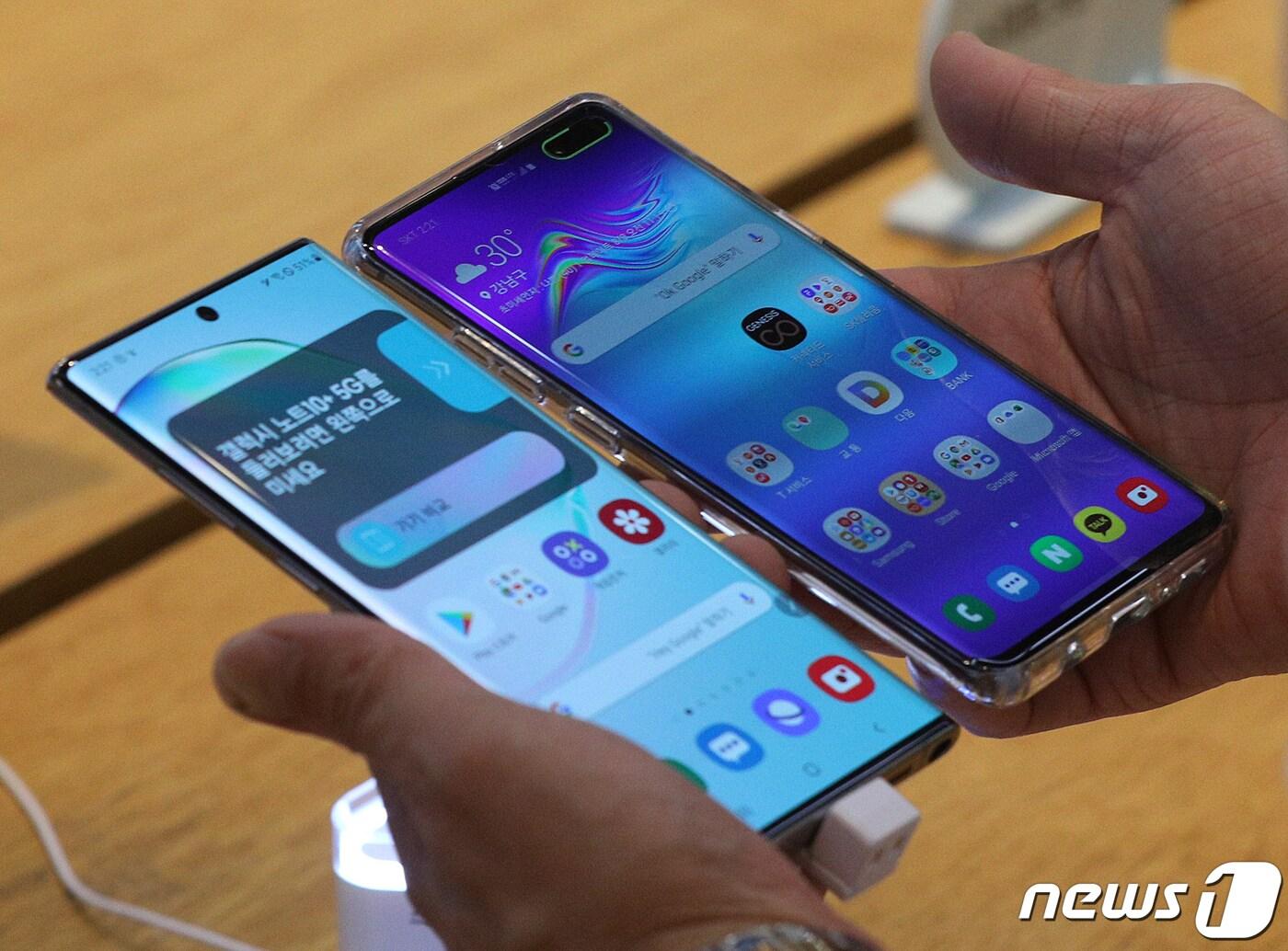 본문 이미지 - 삼성전자 갤럭시노트10(왼쪽)과 갤럭시S10 모델 2019.8.8/뉴스1 ⓒ News1 신웅수 기자