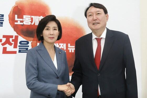 본문 이미지 - 2019년 8월 8일 당시 윤석열 신임 검찰총장이서울 여의도 국회에서 나경원 자유한국당 원내대표를 예방, 악수를 나누고 있다.  ⓒ News1 