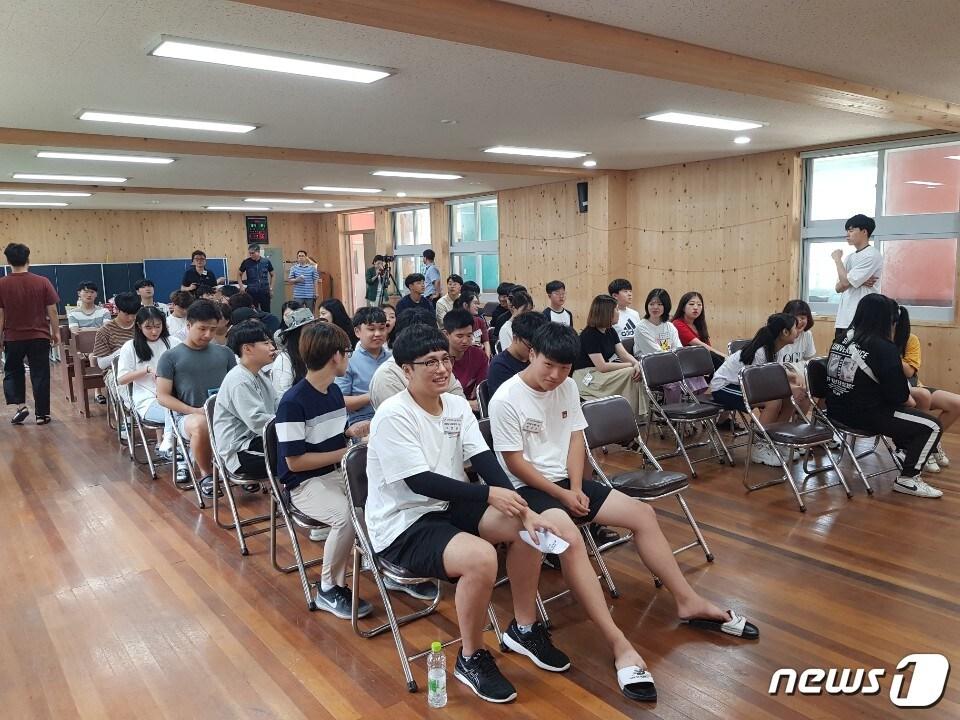 본문 이미지 - 전라북도 서울장학숙 학생들이 8일 군산시 서수면과 임피면 일원에서 농촌봉사활동을 전개하기 위해 여장을 풀고 설명을 듣고 있다.(전북도제공)2019.8.8/뉴스1