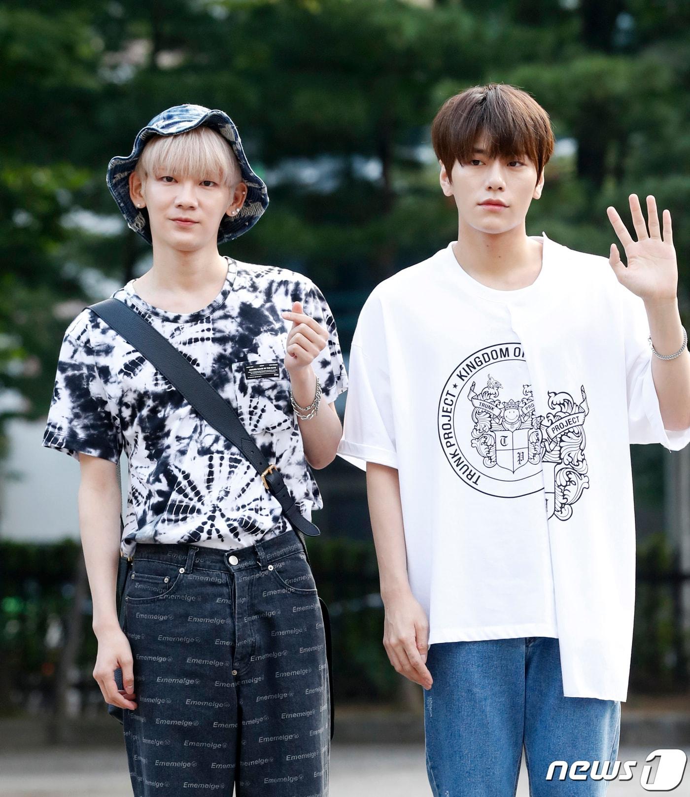 본문 이미지 - JBJ95 켄타, 상균(오른쪽)이 9일 오전 서울 여의도 KBS 신관 공개홀에서 열린 KBS2 '뮤직뱅크'(뮤뱅) 리허설에 참석해 인사를 하고 있다. 2018.8.9/뉴스1 ⓒ News1 권현진 기자