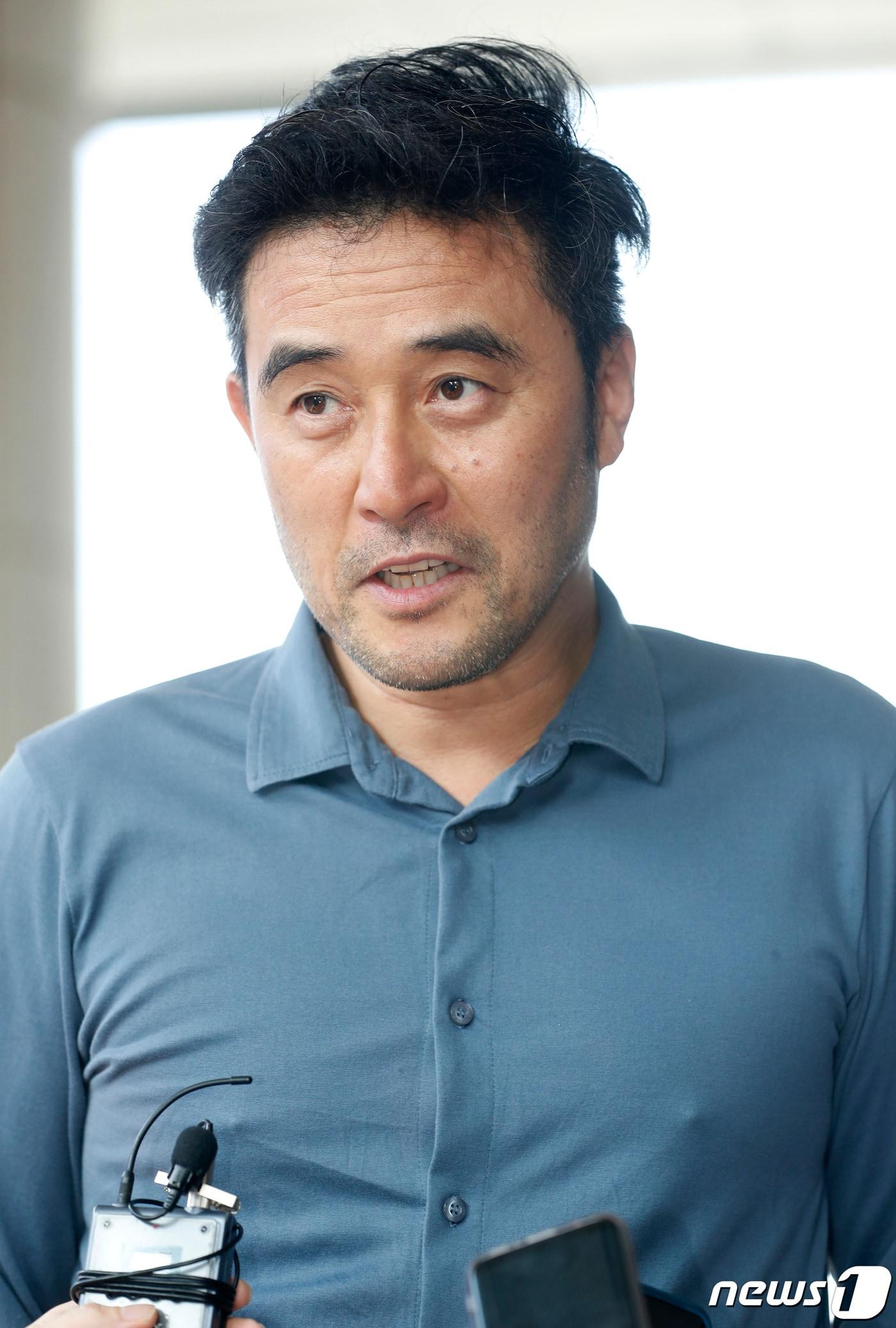 본문 이미지 - 배우 최민수가 9일 오전 서울 양천구에 위치한 서울남부지법에 출석하고 있다, 최민수는 지난해 9월17일 서울 여의도의 한 도로에서 앞서 가던 차량을 앞지른 뒤 급정거한 혐의로 불구속 기소됐다. 당시 접촉사고가 발생했으며 최민수는 피해차량 운전자와 말다툼을 벌이는 과정에서 모욕적인 언행을 한 혐의도 함께 받고 있다. 2019.8.9/뉴스1 ⓒ News1 권현진 기자