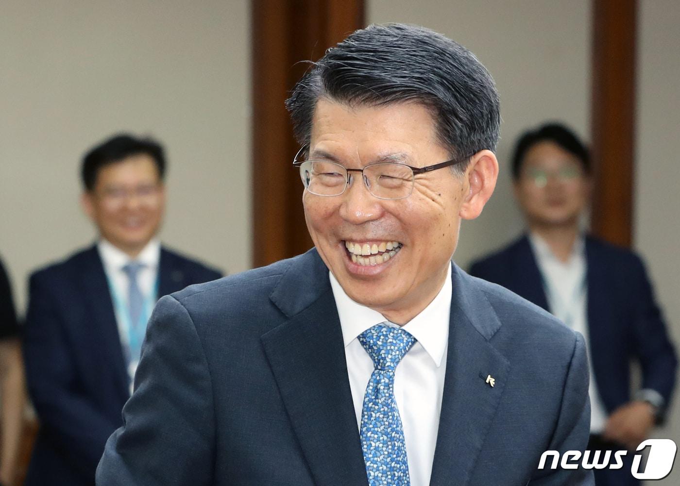 본문 이미지 - 은성수 금융위원장 후보자가 지난 8월9일 서울 여의도 수출입은행에서 소감을 밝히며 미소짓고 있다. 은성수 금융위원장 후보자는 '혁신'에 중점을 두겠다고 말했다. 2019.8.9/뉴스1 ⓒ News1 이종덕 기자