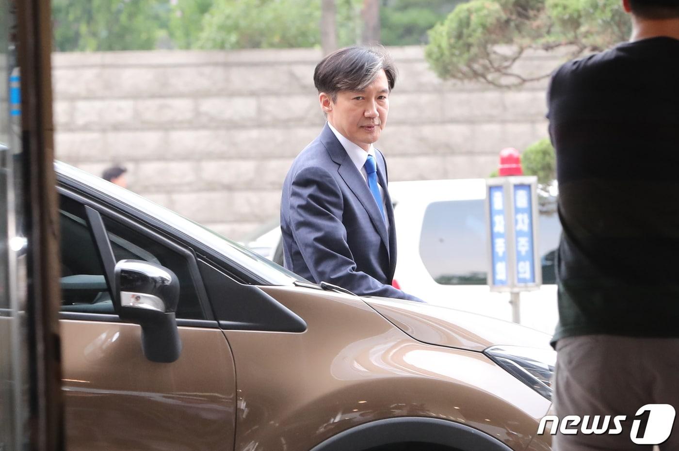 조국 법무부 장관 후보자가 지난 9일 서울 종로구 적선현대빌딩에서 첫 출근을 하고 있다. 2019.8.9/뉴스1 ⓒ News1 허경 기자