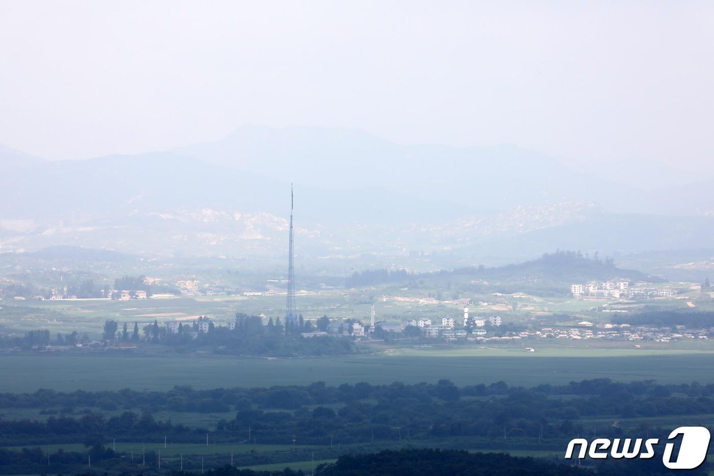 본문 이미지 - 경기도 파주시 파주 철거 경계초소 터에서 바라본 북한 기정동 마을의 모습. 2019.8.9 ⓒ 뉴스1 이승배 기자
