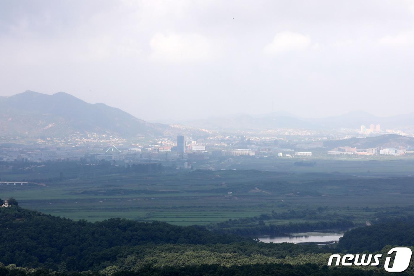 본문 이미지 -  경기도 파주시 파주 철거 경계초소 터에서 바라본 개성공단의 모습.  2019.8.9 ⓒ 뉴스1 