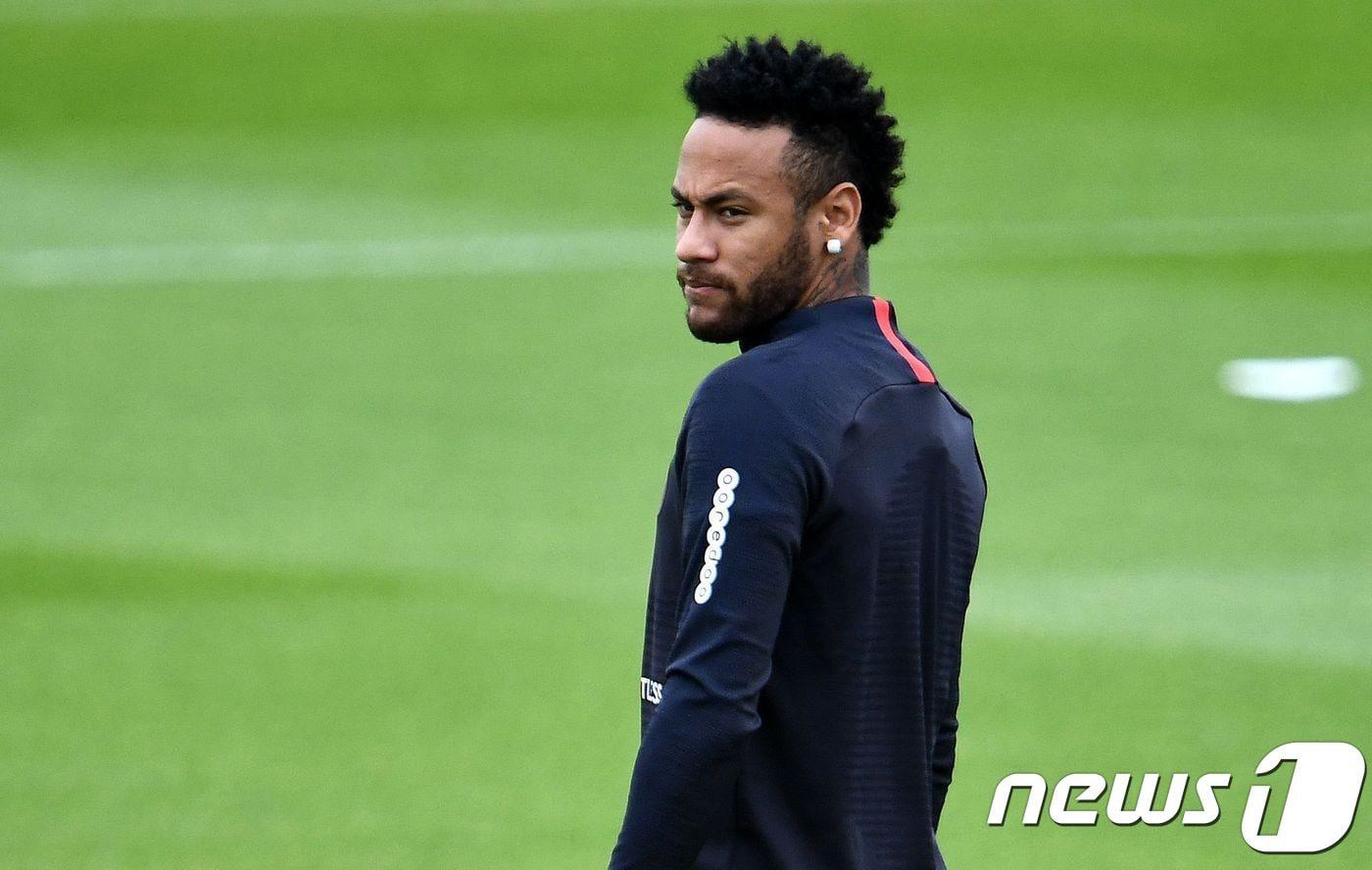 본문 이미지 - 바르셀로나 복귀를 노렸던 네이마르가 PSG에 남을 전망이다. ⓒ AFP=뉴스1