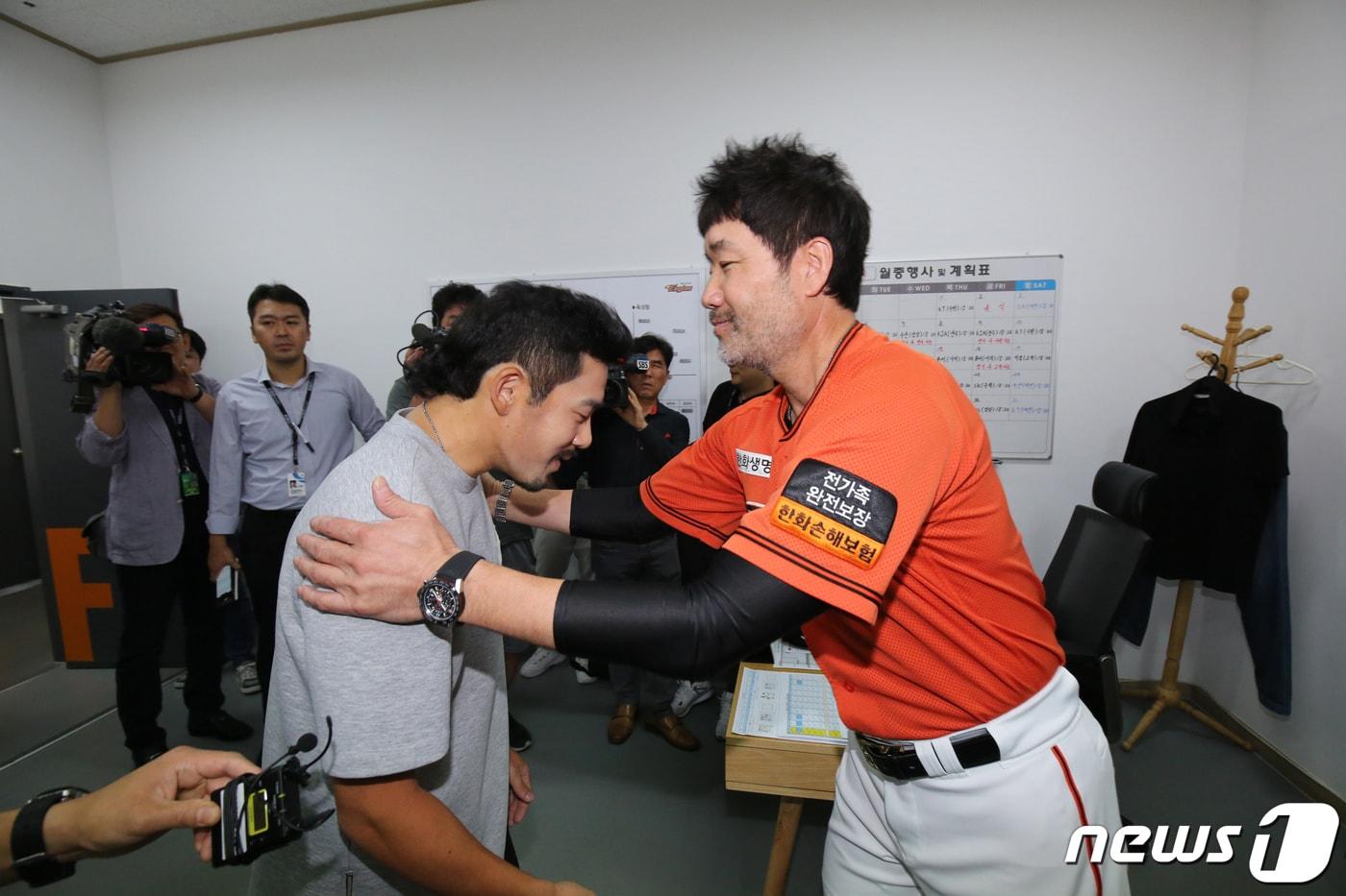 본문 이미지 - 2019시즌 개막을 앞두고 트레이드 요구 파동으로 징계를 받았다가 해제된 한화 이용규가 1일 오전 대전 한화생명이글스파크를 찾아 한용덕 감독을 만나 사과 인사를 하고 있다. 한화이글스는 지난 3월 22일 무기한 참가활동 정지 처분을 받은 이용규의 징계를 1일부로 해제 한다고 밝혔다. 2019.9.1/뉴스1 ⓒ News1 주기철 기자