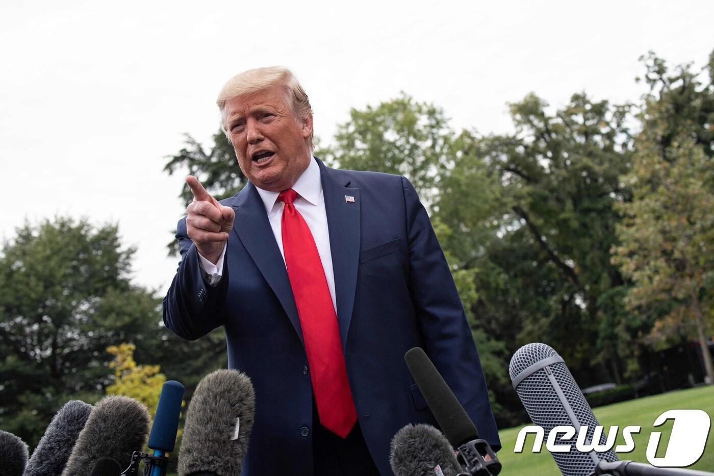 도널드 트럼프 미국 대통령이 9일(현지시간) 하원의원 보궐선거의 지원유세를 위해 노스캐롤라이나주 페이엣빌로 출발하기 앞서 워싱턴 백악관에서 취재진을 만나고 있다. ⓒ AFP=뉴스1 ⓒ News1 우동명 기자