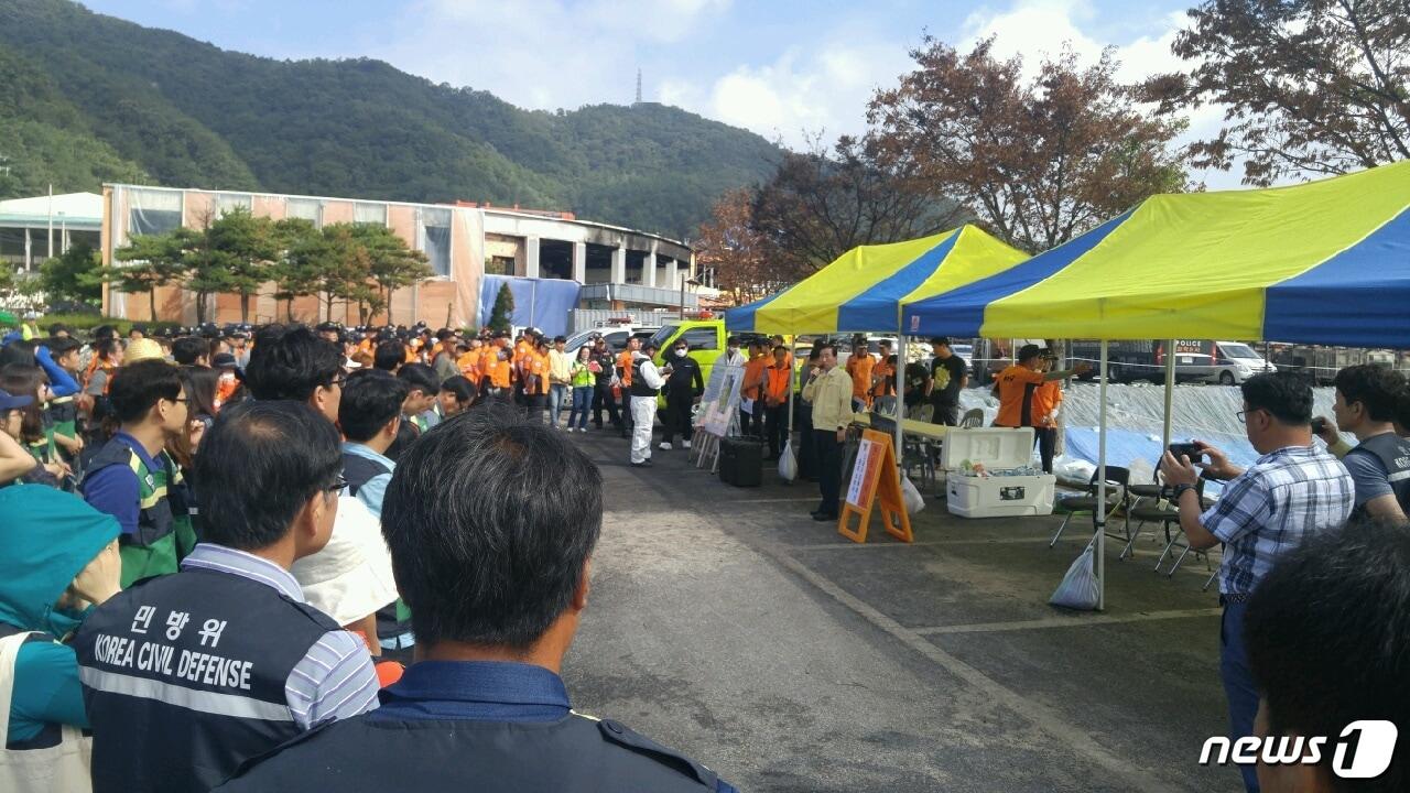 본문 이미지 - 충북 충주시와 소방서, 경찰 등 관계당국이 10일 오전 10시부터 500여명을 투입해 지난달 30일 발생한 충주 중원산업단지 공장 폭발‧화재 당시 실종된 근로자를 찾기 위한 대대적 수색작업에 나서고 있다.ⓒ 뉴스1