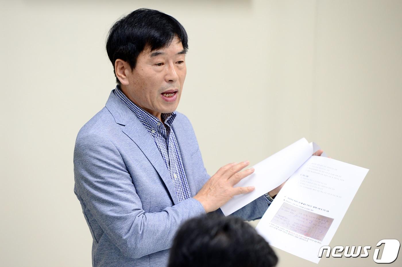 특정 학생들에게 나눠준 유인물에서 시험문제가 출제된 것으로 확인된 고려고등학교의 문형수 교장이 10일 오전 광주시교육청에서 시교육청에 감사결과와 징계요구 재심의를 요청한 뒤 학교입장을 밝히고 있다. 2019.9.10/뉴스1 ⓒ News1 한산 기자