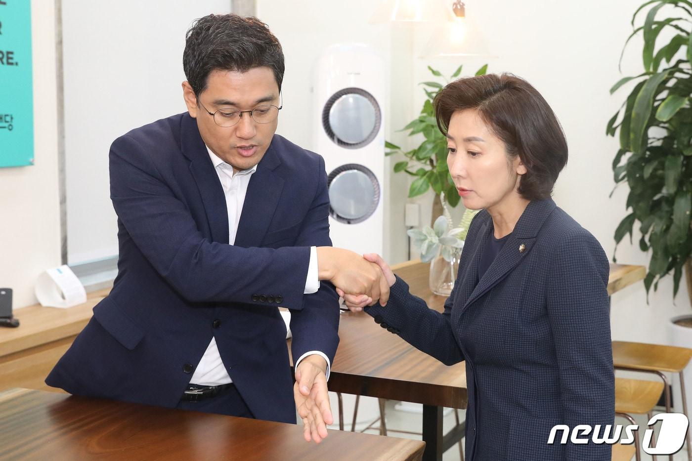 본문 이미지 - 나경원 자유한국당 원내대표(오른쪽)와 오신환 바른미래당 원내대표  2019.9.10/뉴스1 ⓒ News1 임세영 기자