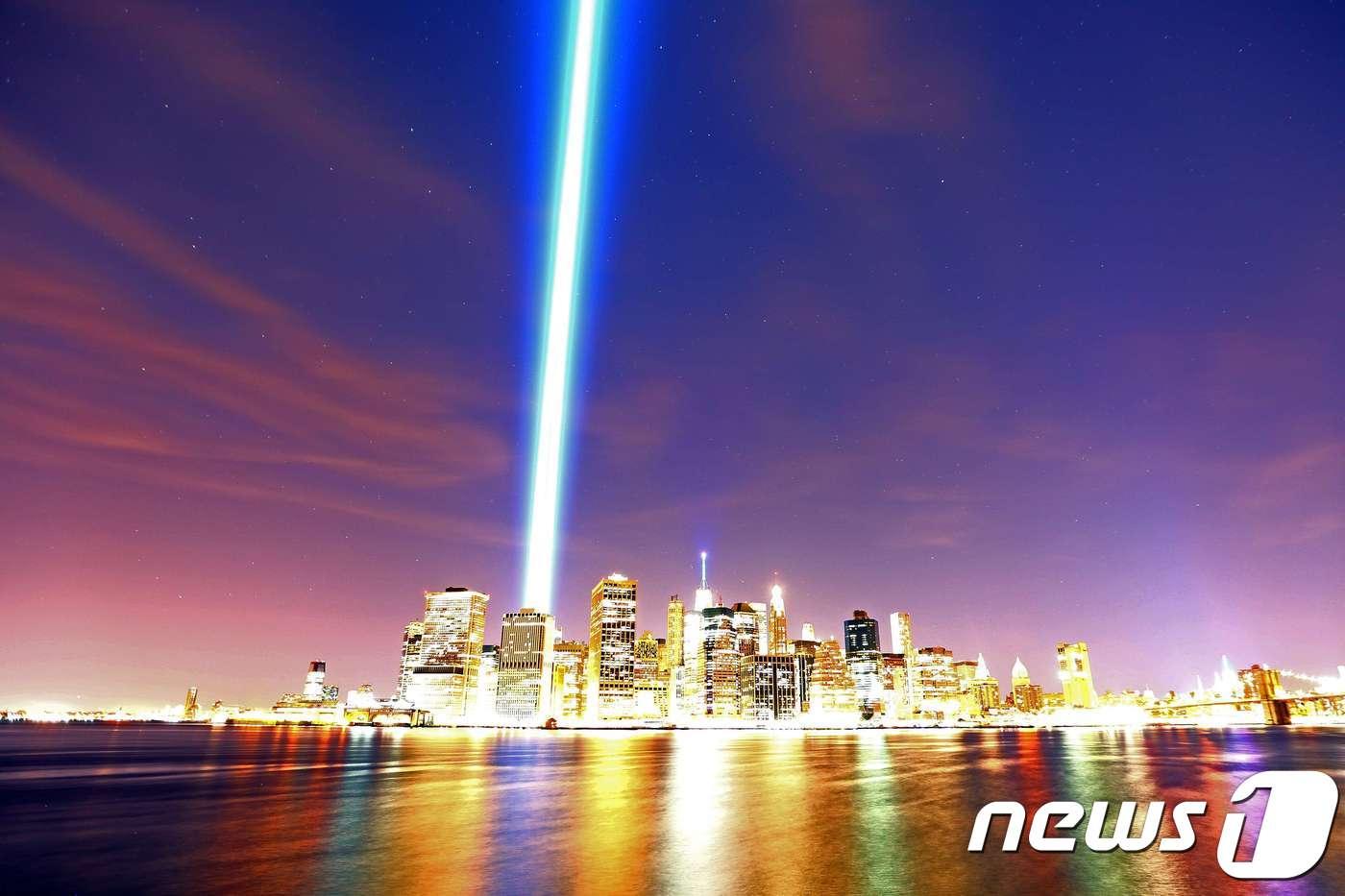2016년 9월11일(현지시간) 미국 뉴욕 로어맨해튼 스카이라인에 나타난 9.11 테러 희생자 추모 불빛(Tribute in Light). ⓒ AFP=뉴스1