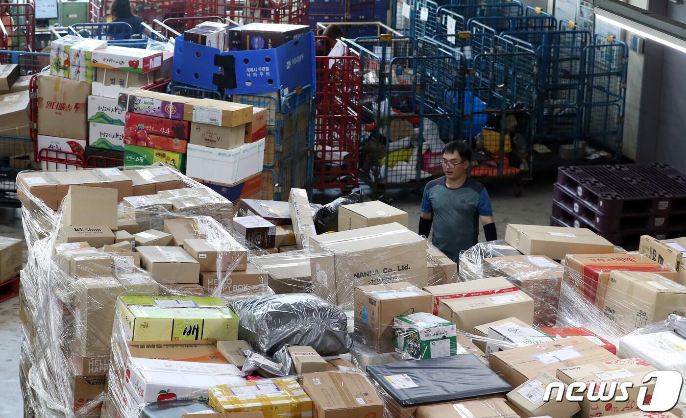  제주우편집중국에서 직원이 물품을 정리하고 있다. /뉴스1 ⓒ News1