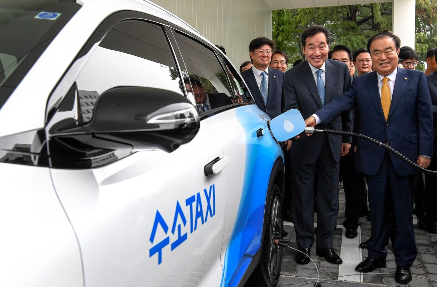 앞줄 오른쪽부터 문희상 국회의장, 이낙연 국무총리가 수소전기택시에 수소를 충전을 하는 모습(현대자동차 제공)ⓒ 뉴스1