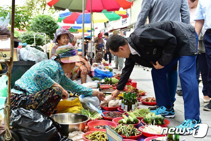 본문 이미지 - 이항진 시장이 전통시장서 추석 성수품을 사고 있다.(여주시 제공) ⓒ News1 김평석 기자