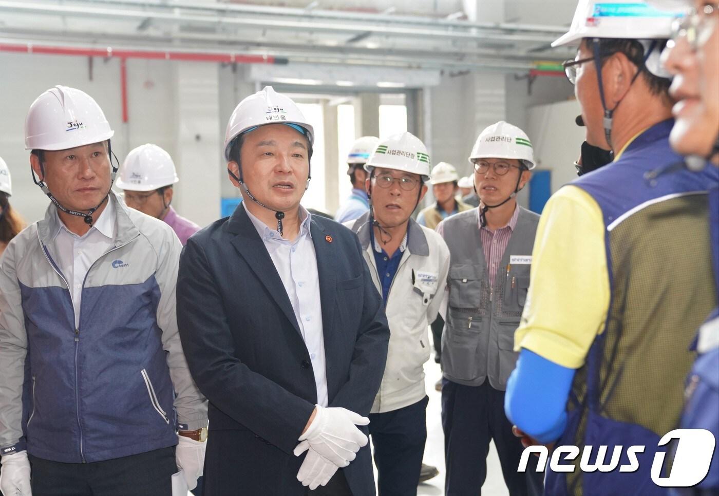 본문 이미지 - 원희룡 지사가 10일 오후 제주시 동복리 제주환경자원순환센터 소각시설 현장을 방문, 공사 관계자 등을 격려하고 진행상황을 점검하고 있다. (제주도 제공) /ⓒ 뉴스1
