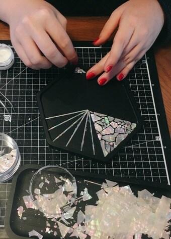 본문 이미지 - 자개 작품 만들기 트립. 이하 에어비앤비 제공