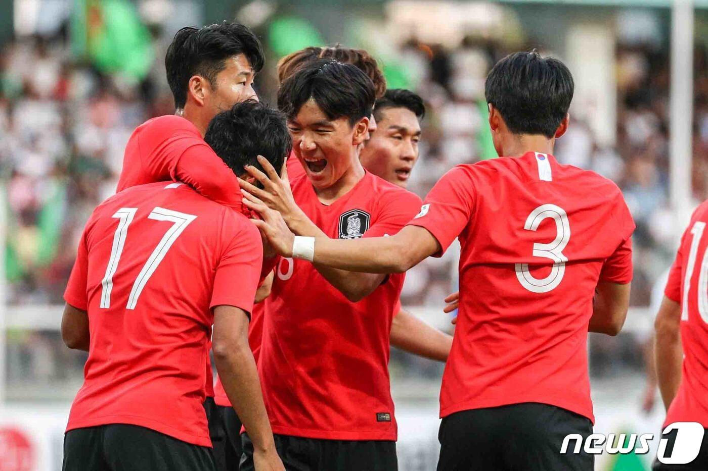 10일 오후(현지시간) 투르크메니스탄 아시가바트 코페트다그 스타디움에서 열린 '2022 국제축구연맹(FIFA) 카타르 월드컵 아시아지역 2차 예선' H조 조별리그 1차전 한국과 투르크메니스탄의 경기에서 전반전 나상호가 골을 넣고 선수들과 기뻐하고 있다. 2019.9.10/뉴스1 ⓒ News1 성동훈 기자