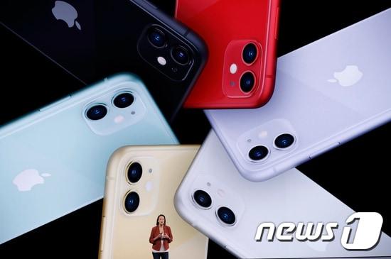 본문 이미지 - 애플이 10일(현지시간) 최신형 스마트폰 아이폰11 시리즈 등 신제품을 처음 공개했다.ⓒ 로이터=뉴스1